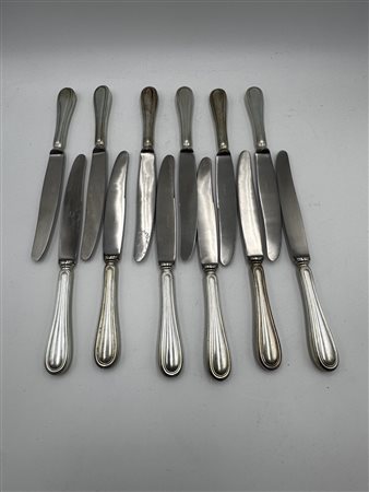  
Set di 12 coltelli in argento 
 Peso: 1215 gr