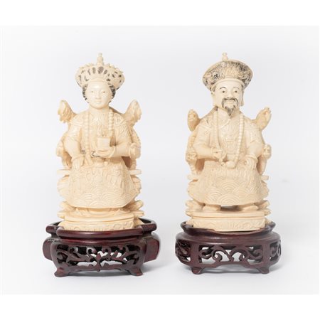 MANIFATTURA CINESE DEL XIX SECOLO, Coppia sculture in avorio
