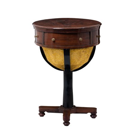 MANIFATTURA INGLESE DEL XIX SECOLO, Tavolino