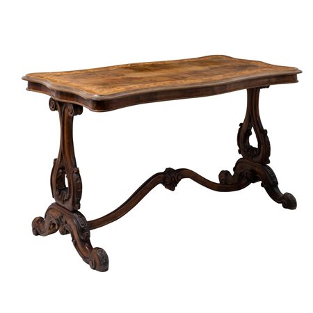 MANIFATTURA INGLESE DEL XX SECOLO, Tavolo da centro