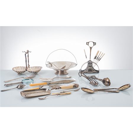 MANIFATTURA EUROPEA DEL XX SECOLO, Diciassette oggetti vari