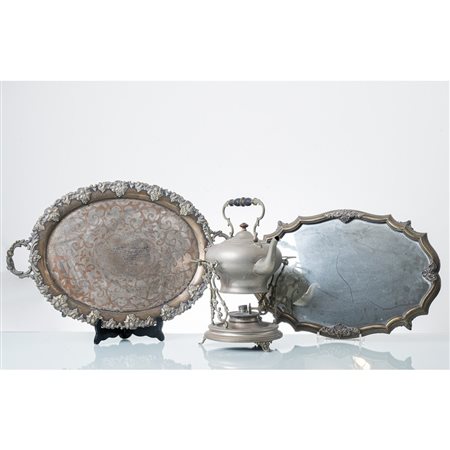MANIFATTURA EUROPEA DEL XX SECOLO, Due vassoi e samovar