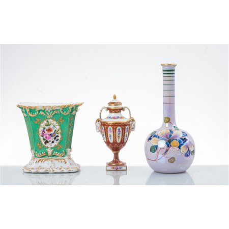 MANIFATTURA EUROPEA DEL XIX SECOLO, Vaso, bottiglia e potiche