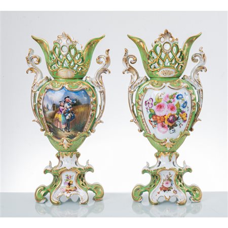 MANIFATTURA FRANCESE DEL XIX SECOLO, Coppia di vasi