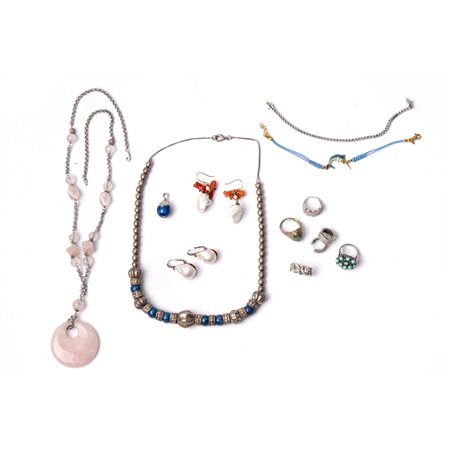 2 COLLANE, 2 BRACCIALI, 3 PAIA ORECCHINI, 4 ANELLI E PENDENTE