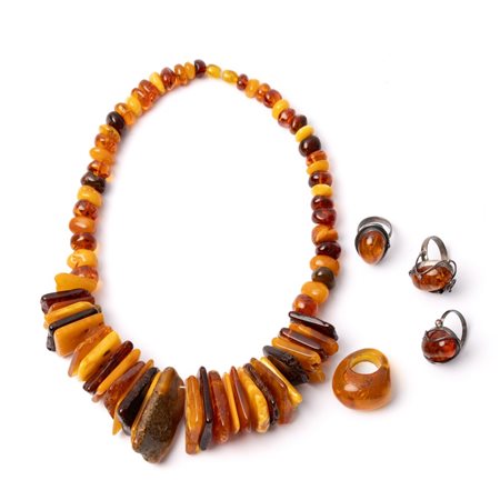 COLLANA E QUATTRO ANELLI