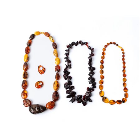 TRE COLLANE E DUE ANELLI in ambra