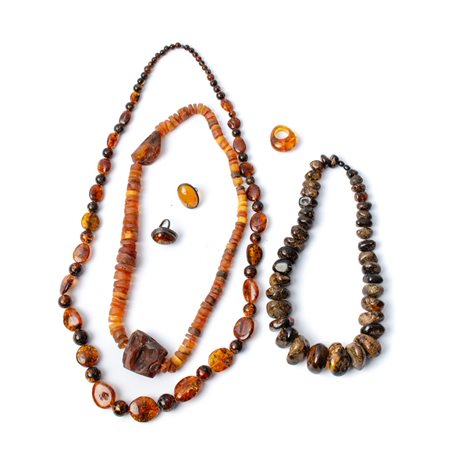 TRE COLLANE E TRE ANELLI in ambra
