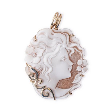 PENDENTE in oro giallo 9 KT e cammeo