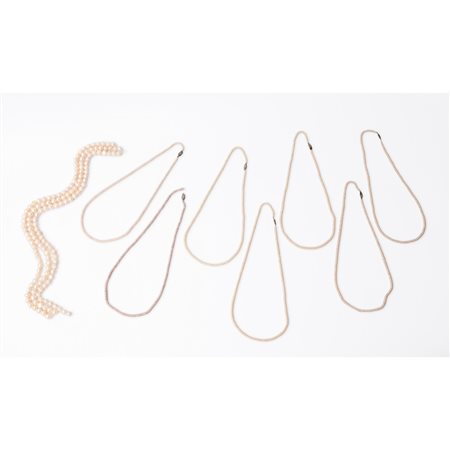 SETTE COLLANE E TRE FILI DI PERLE