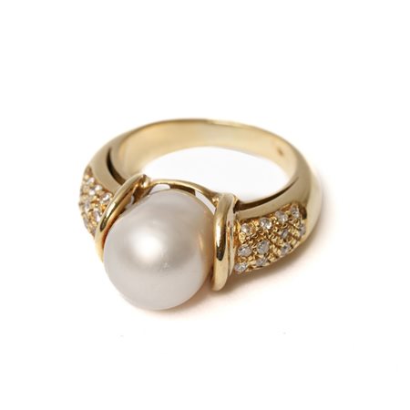 ANELLO in oro giallo 18 KT con diamanti e perla