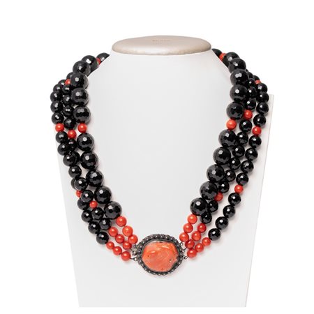 COLLANA a 3 fili di sfere corallo e onice, susta in argento