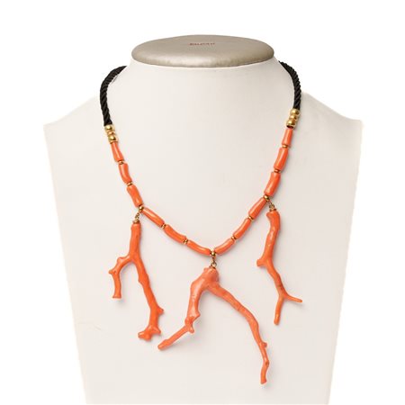 COLLANA in corda tralci corallo con divisori e gancio in oro