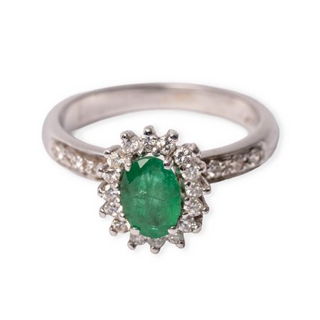 ANELLO in oro bianco 18 KT con brillanti e smeraldo