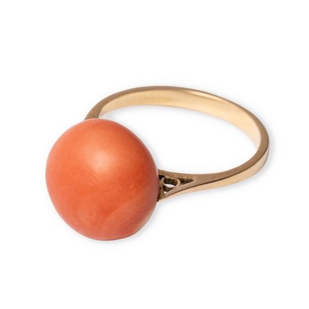 ANELLO in oro giallo 18 KT con bottone in corallo