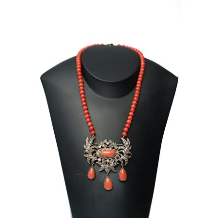 COLLANA in corallo con pendente in oro 9 KT con diamanti