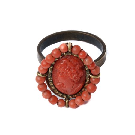ANELLO in metallo dorato con cammeo in corallo