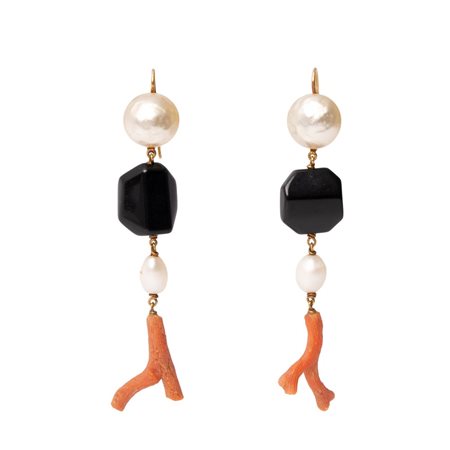 ORECCHINI in oro 18 KT con onice, perle fiume e tralci corallo