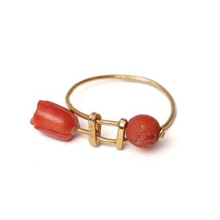 ANELLO in oro giallo 18 KT con perlina e fiore in corallo