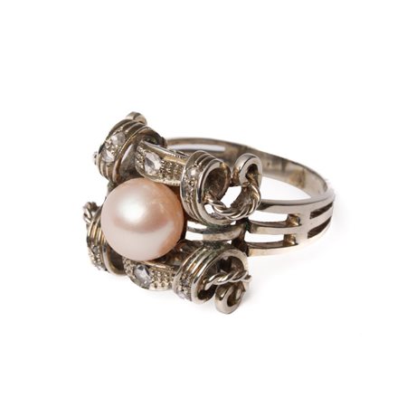 ANELLO decò in oro 18 KT con diamanti, zaffiri bianchi e perla