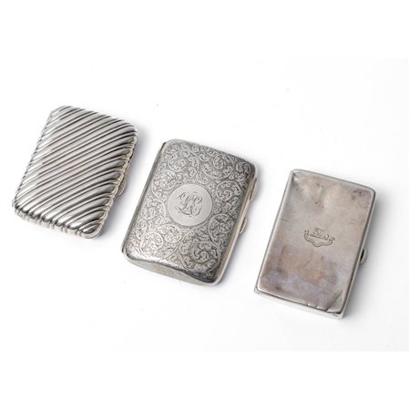 DUE PORTASIGARETTE E TABACCHIERA