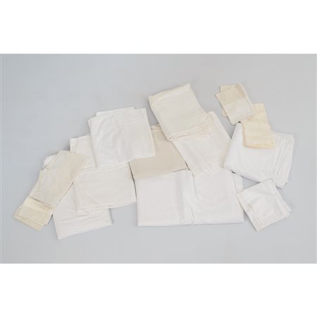 PRODUZIONE INGLESE 2000 ca., Tredici pezzi di corredo letto