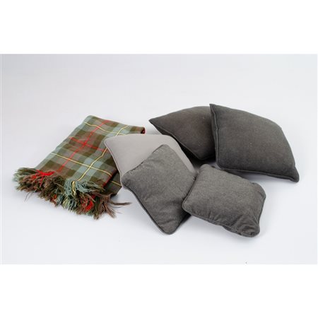 PRODUZIONE INGLESE 2000 ca., Cinque cuscini e plaid