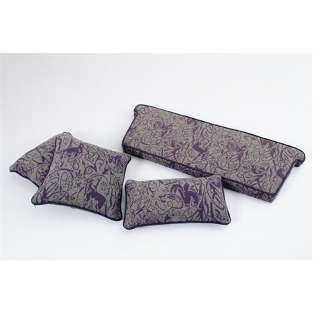 LAVORAZIONE ARTIGIANALE, Tre cuscini ed una seduta