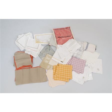 PRODUZIONE INGLESE 2000 ca., Box contenente 70 tovagliette