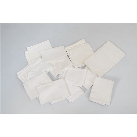 PRODUZIONE INGLESE 2000 ca., 13 tovaglie e 6 coprimacchia