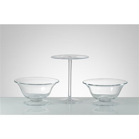 PRODUZIONE INGLESE 2000 ca., Alzata e coppia di coppe