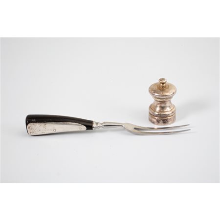 PRODUZIONE INGLESE 2000 ca., Forchettone e macina pepe