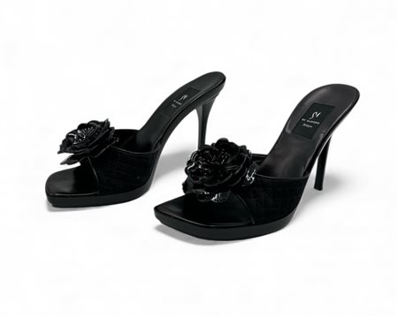 DI SANDRO Mules in raso trapuntato nero con applicazione di due fiori. Taglia...