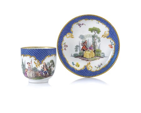 MEISSEN TAZZA CON PIATTO IN PORCELLANA, MEISSEN, 1750 CA., decoro policromo...