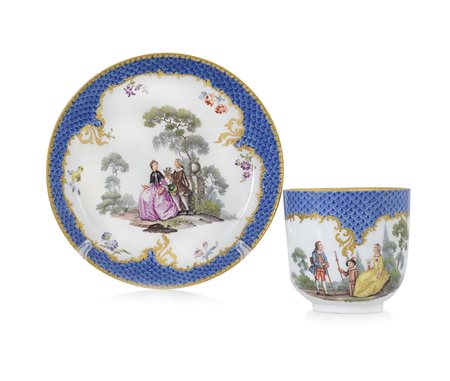 MEISSEN TAZZA CON PIATTO IN PORCELLANA, MEISSEN, 1750 CA., decoro policromo...