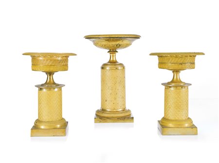 OGGETTISTICA VARIA COPPIA DI ALZATE E UNA ALZATA IMPERO IN BRONZO DORATO,...