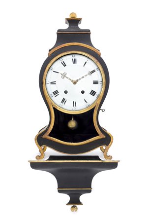 ANONIMO PENDOLA CARTEL IN LEGNO LACCATO E DORATO, INIZIO XIX SECOLO, cassa...