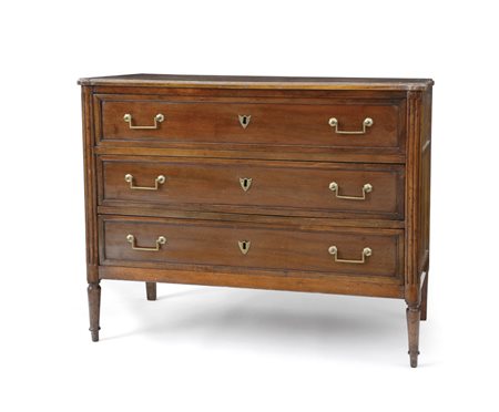 MOBILE DEL XVIII SECOLO CASSETTONE IN NOCE, FINE XVIII SECOLO, fronte a tre...