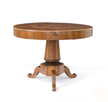 MOBILE DEL XIX SECOLO TAVOLO CIRCOLARE INTARSIATO IN LEGNI VARI, XIX SECOLO,...