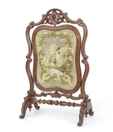 MOBILE DEL XIX SECOLO PARAFUOCO IN MOGANO, XIX SECOLO, sagomato con intagli a...