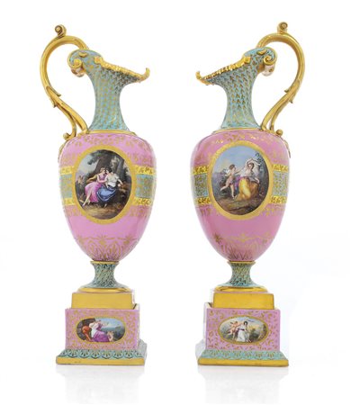 VIENNA COPPIA DI GRANDI VASI IN PORCELLANA, VIENNA, XIX SECOLO, ad anfora con...