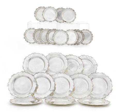 ARGENTI RECENTI DODICI PIATTI E DODICI SOTTOBICCHIERI IN ARGENTO, XX SECOLO,...