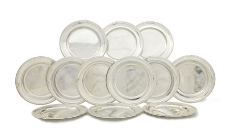 ARGENTI RECENTI DODICI PIATTI IN ARGENTO, XX SECOLO, circolari lisci con...