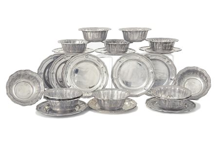 ARGENTI RECENTI DODICI CIOTOLE E PIATTINI IN ARGENTO, XX SECOLO, bordi...