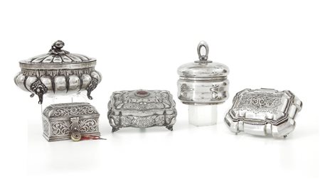 ARGENTI D'EPOCA CINQUE DIVERSI COFANETTI IN ARGENTO, XX SECOLO, di diversa...