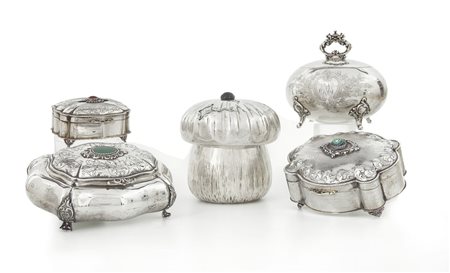 ARGENTI D'EPOCA CINQUE DIVERSI COFANETTI IN ARGENTO, XX SECOLO, di diversa...