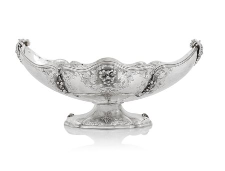 ARGENTI RECENTI CENTROTAVOLA IN ARGENTO, XX SECOLO, sagomato con bordo...