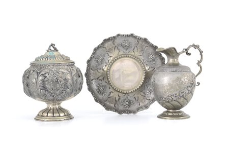 ARGENTI RECENTI UN VERSATOIO CON PIATTO E UNA COPPA CON COPERCHIO IN ARGENTO,...