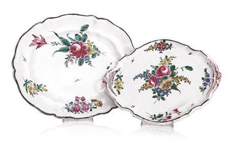 FAENZA UN PIATTO E UN VASSOIO OVALE IN MAIOLICA, FAENZA, XVIII SECOLO, decori...