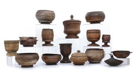 OGGETTISTICA VARIA COLLEZIONE DI UNA QUANTITA' DI RECIPIENTI E GROLLE IN...